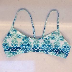 SOLD Jolyn Wavy Ghost Top EUC